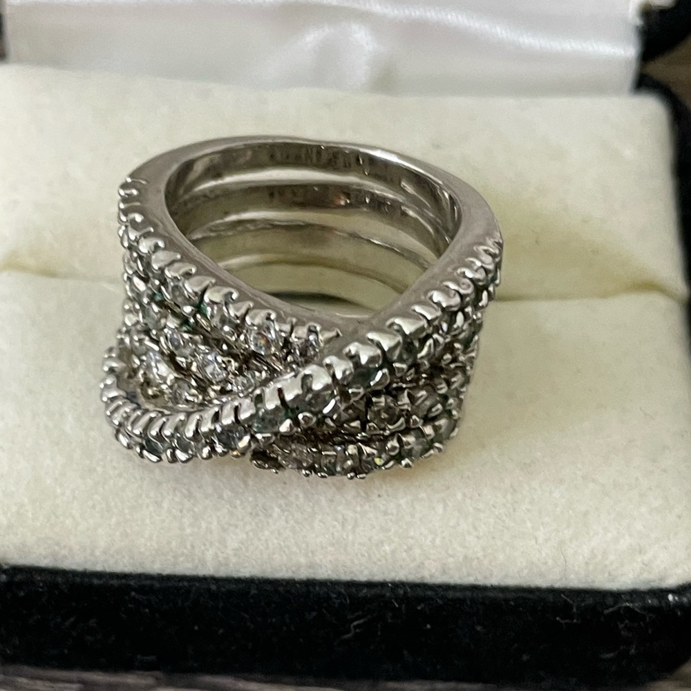 Elegant Silver Women's Ring with Intricate Design